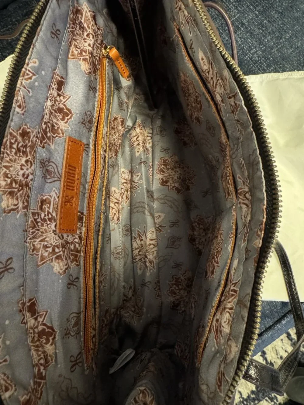 Hobo Size Medium (M) Soft Leather Shoulder Bag with Zip Closure
